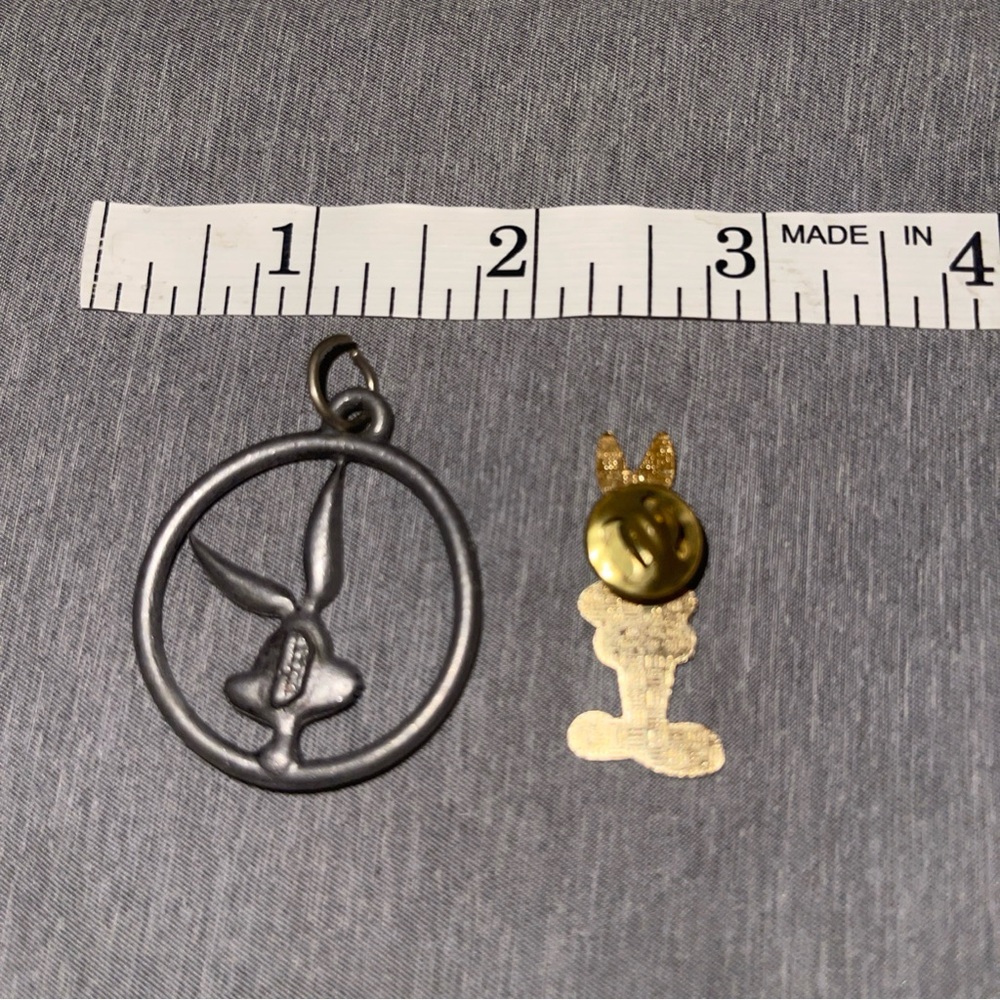 Vintage Bugs Bunny Bundle Enamel Lapel Pin Looney Tunes 1992 & WB Bugs Pendant - Picture 2 of 7
